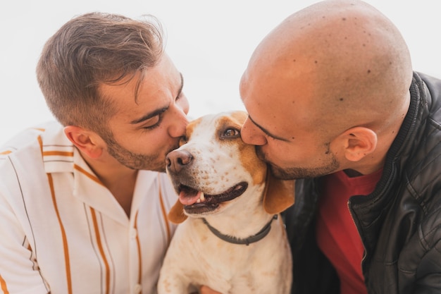 Männer küssen niedlichen Hund