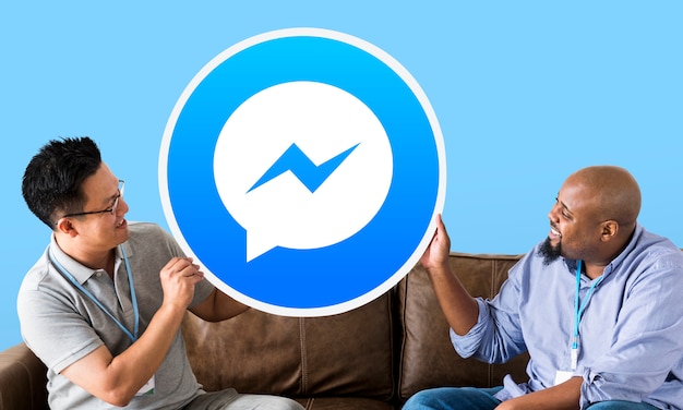 Männer mit einem Facebook Messenger-Symbol