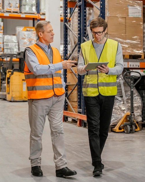 Männer mit Tablet arbeiten logistisch