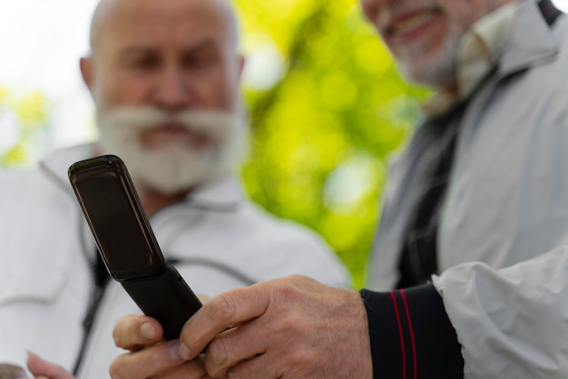 Männer mit Telefon hautnah