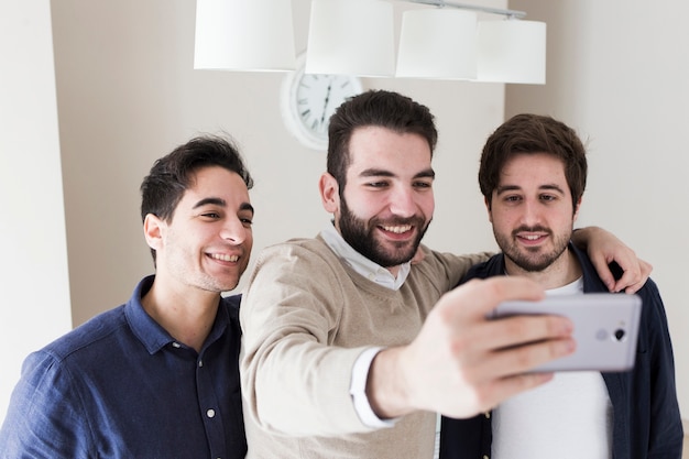 Kostenloses Foto männer nehmen selfie im büro