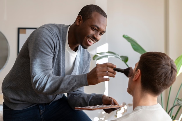 Kostenloses Foto männer schminken sich drinnen