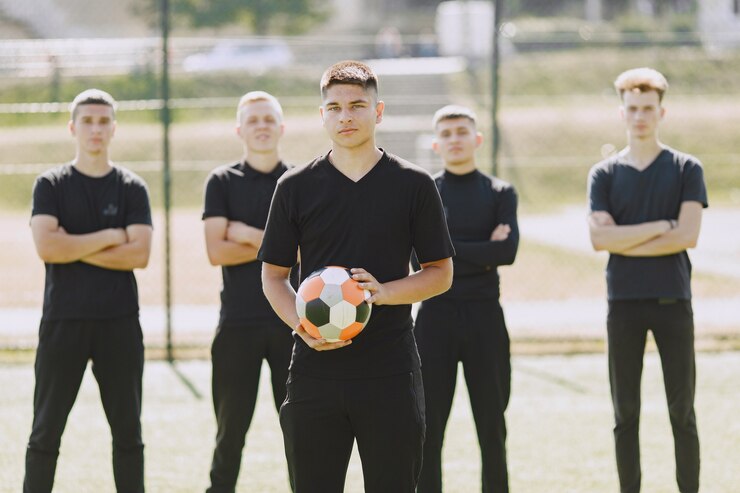 Kostenlose Foto männer spielen im park socer. turnier auf mini-footbal. kerl in einem schwarzen sportanzug.