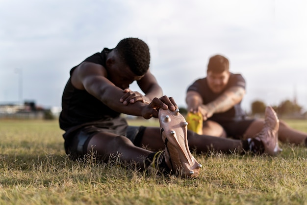Kostenloses Foto männer spielen rugby auf dem feld