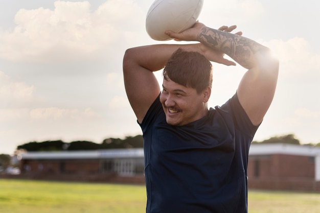 Kostenloses Foto männer spielen rugby auf dem feld