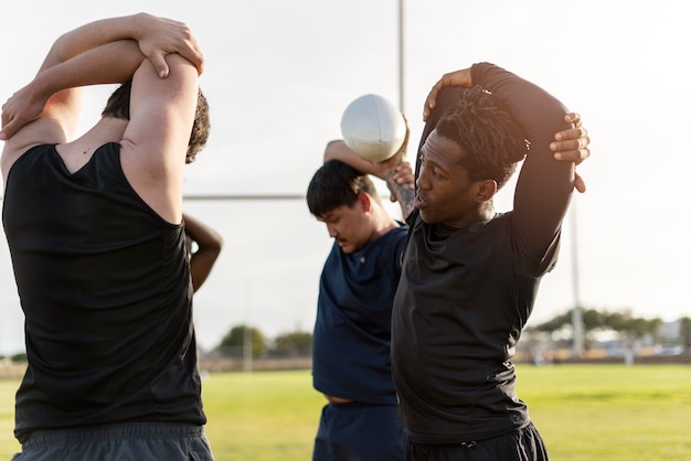 Kostenloses Foto männer spielen rugby auf dem feld