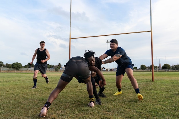 Männer spielen Rugby auf dem Feld