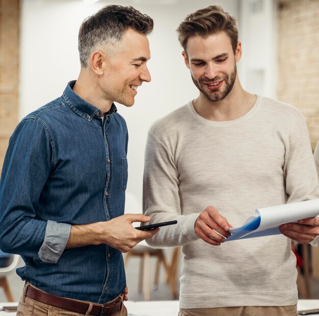 Männer sprechen über ein Projekt bei der Arbeit