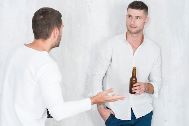 Kostenloses Foto männer trinken bier und reden