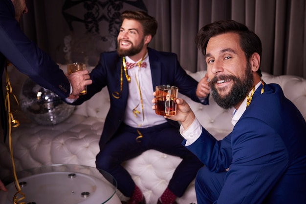 Kostenloses Foto männer trinken whisky im nachtclub