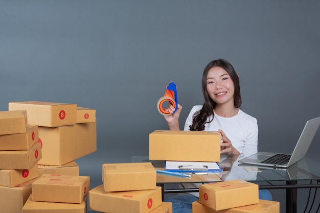 Männer und Frauen helfen beim Packen.