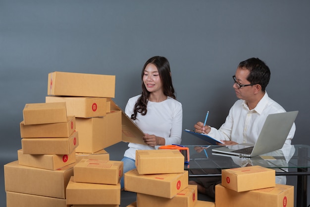 Männer und Frauen helfen beim Packen.