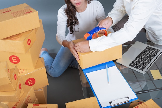 Männer und Frauen helfen beim Packen.