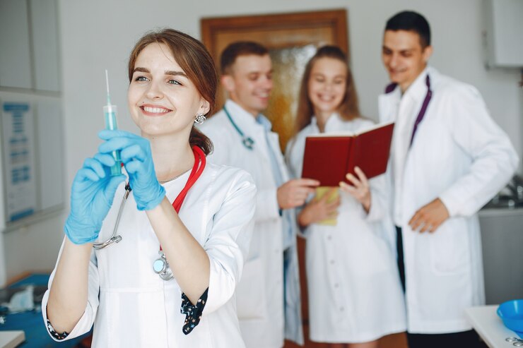 Männer und Frauen in Krankenhauskleidung studieren