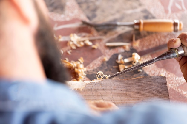 Kostenloses Foto männergravur allein in holz