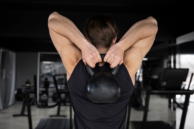 Kostenloses Foto männertraining mit gewichtheben