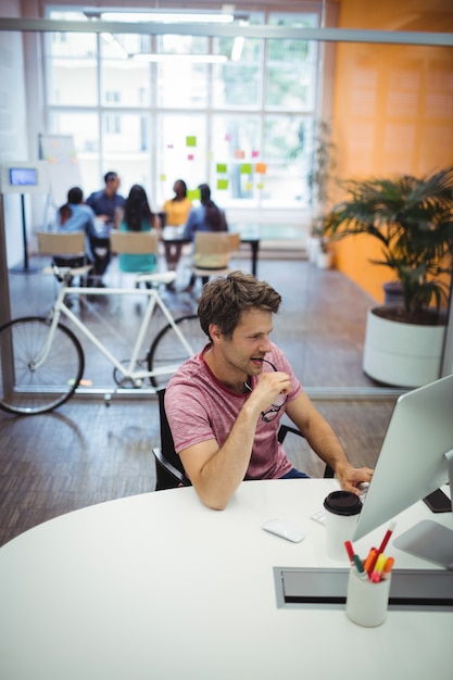 Kostenloses Foto männlich executive arbeitet an seinem schreibtisch