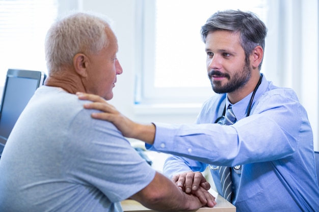 Männliche Arzt einen Patienten untersucht