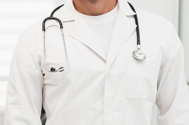 Männliche Doktorrobe mit Stethoskop auf Schultern