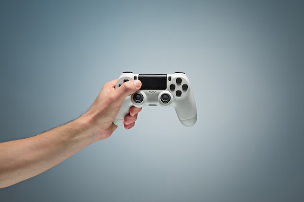 Kostenloses Foto männliche hände halten gamepad