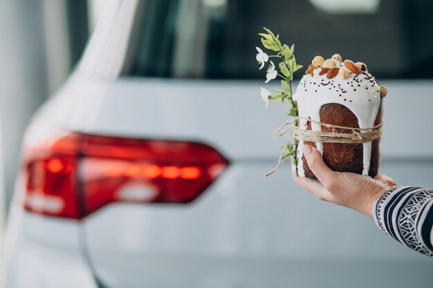 Männliche Hände halten Osterpaska