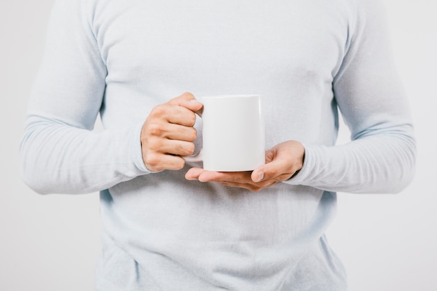 Männliche Hände mit einer Kaffeetasse