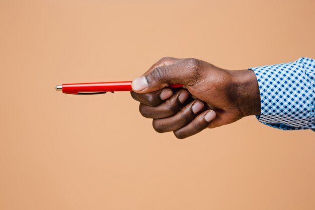 Männliche Hand, die Bleistift hält, lokalisiert