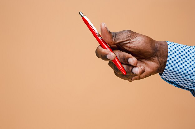 Männliche Hand, die Bleistift hält, lokalisiert