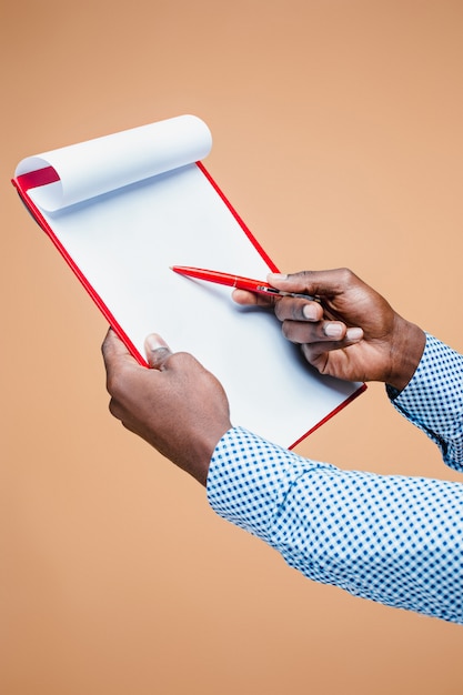 Männliche Hand, die Stift hält