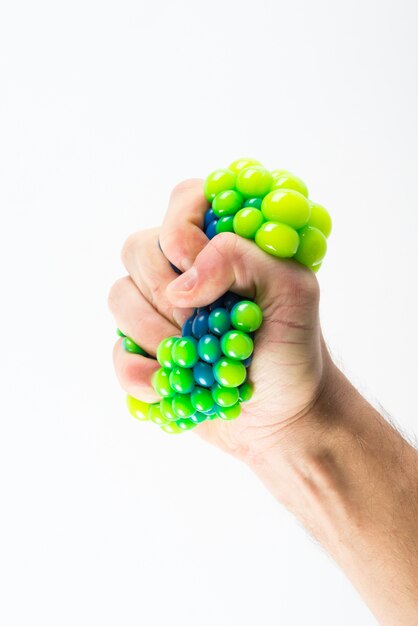 Männliche Hand drückte Stress Ball