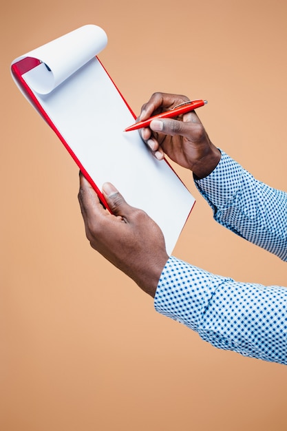 Männliche Handschrift auf leerer Zwischenablage, lokalisiert