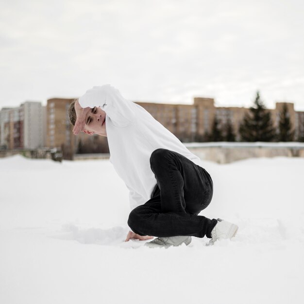 Männliche Hip-Hop-Künstler tanzen im Schnee