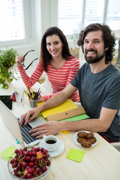 Männliche und weibliche Grafik-Designer Laptop