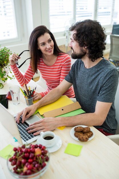 Männliche und weibliche Grafik-Designer Laptop