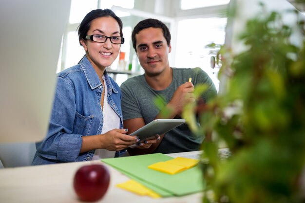 Männliche und weibliche Grafik-Designer mit digitalen Tablet