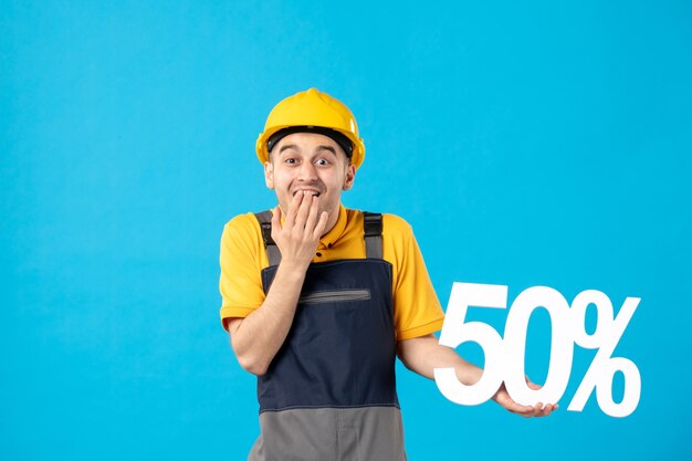 Männlicher Arbeiter der Vorderansicht in der Uniform mit Schrift auf Blau