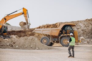 Männlicher arbeiter mit bulldozer im sandsteinbruch