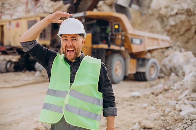 Männlicher Arbeiter mit Bulldozer im Sandsteinbruch