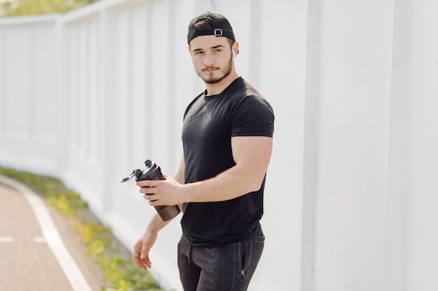 Männlicher Athlet, der Eignungstraining tut. Training außerhalb des Fitnessraums.