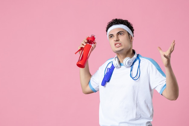 Männlicher Athlet der Vorderansicht in der Sportkleidung mit der Flasche Wasser