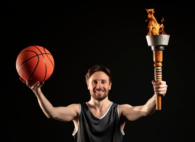 Männlicher Athlet mit Basketballposen