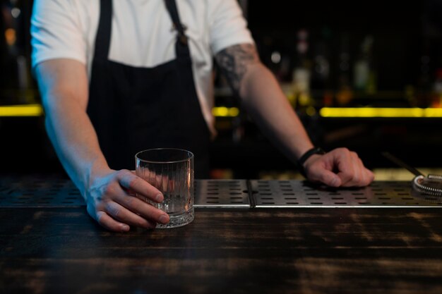 Männlicher Barkeeper, der einen köstlichen Cocktail macht