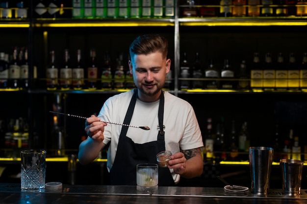 Kostenloses Foto männlicher barkeeper, der einen köstlichen cocktail macht