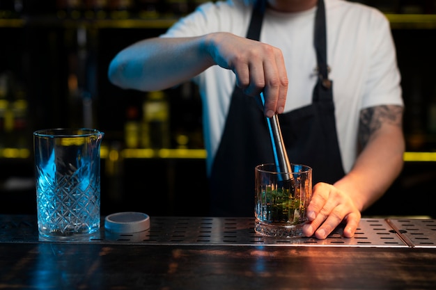 Männlicher Barkeeper, der einen köstlichen Cocktail macht