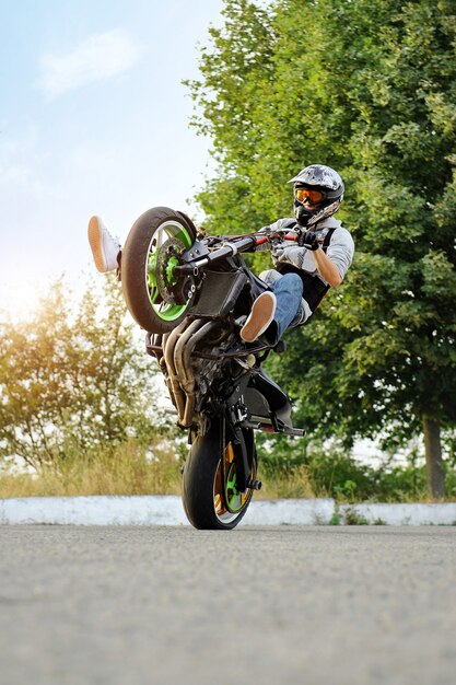 Männlicher Biker übt Stunts auf einem Fahrrad