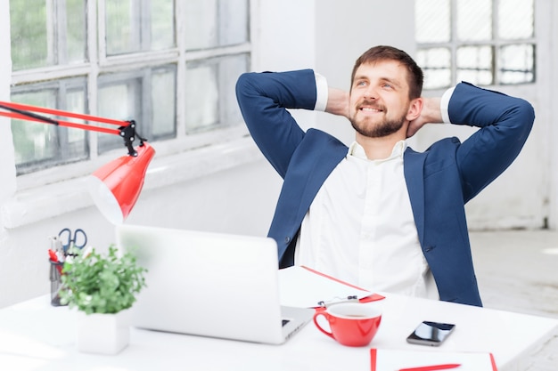 Kostenloses Foto männlicher büroangestellter ruht sich aus