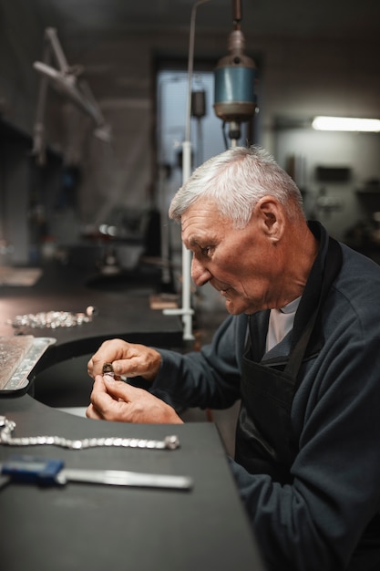 Kostenloses Foto männlicher juwelier, der im geschäft arbeitet