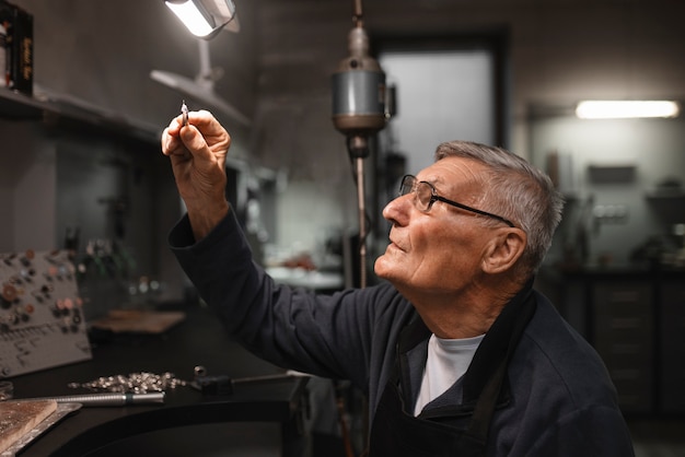 Kostenloses Foto männlicher juwelier, der im geschäft arbeitet