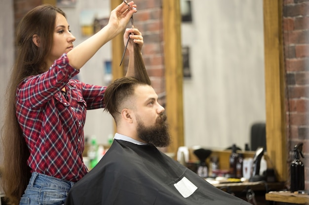 Kostenloses Foto männlicher klient besucht barbershop