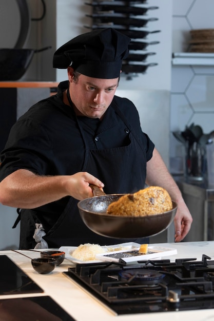 Kostenloses Foto männlicher koch beim küchenkochen